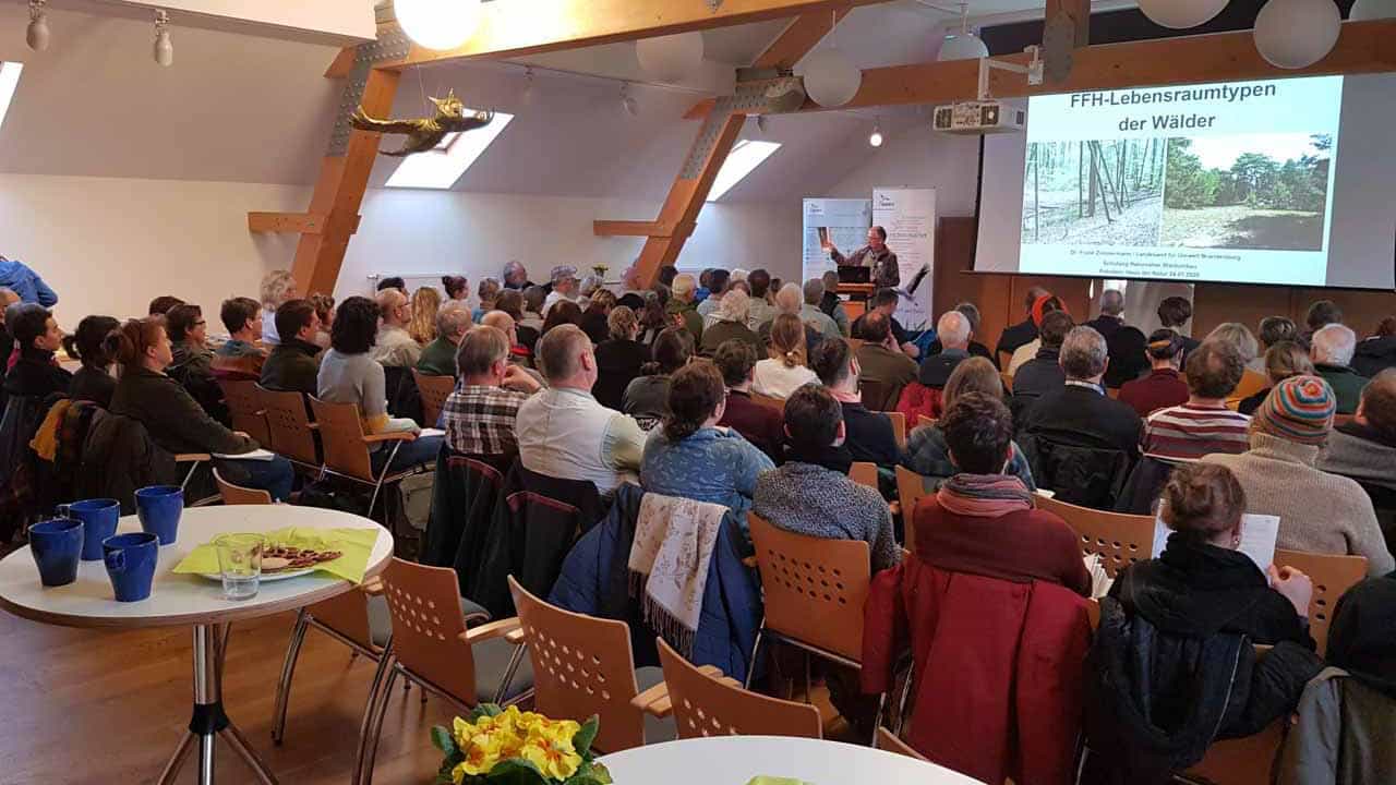 Dr. Frank Zimmermann, Landesamt für Umwelt Brandenburg, erläutert die FFH-Waldlebensraumtypen in Brandenburg – Foto: Christiane Schröder