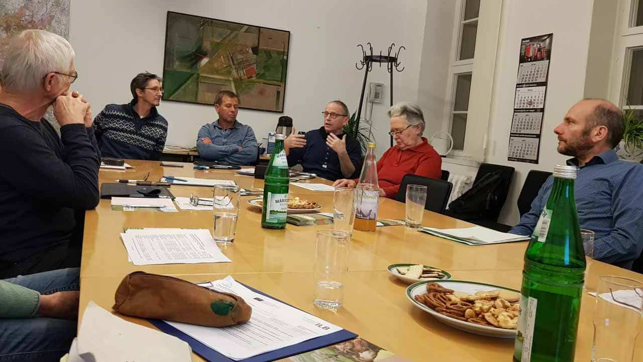Teilnehmende des Regionaltreffens Ost am 26.02.2020 diskutieren, ob und wie Naturschutzmaßnahmen auf landwirtschaftlich bewirtschafteten Flächen in Frankfurt (Oder) umgesetzt werden können – Foto: Sophia Schönherr