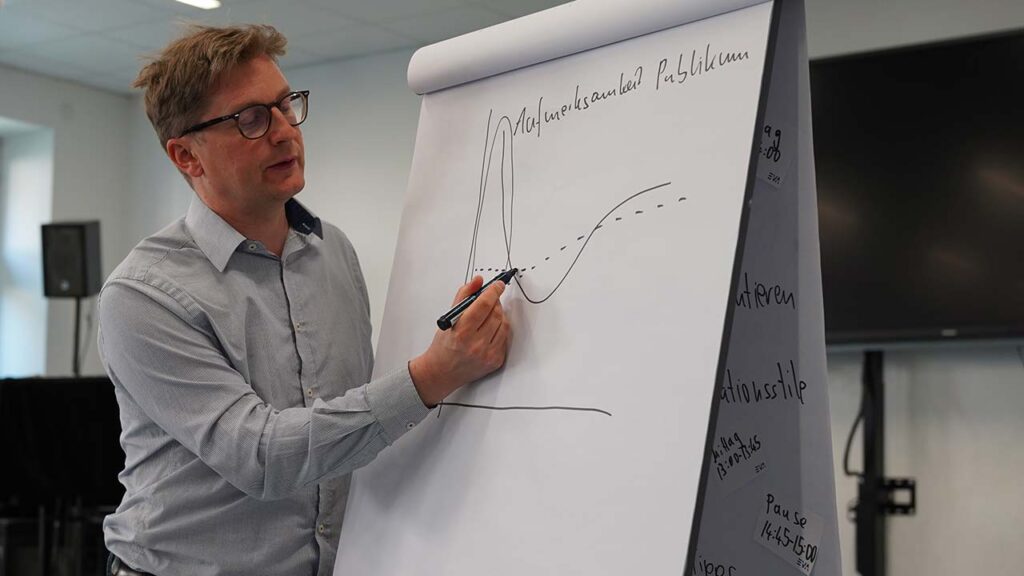 Trainer Mathias Hamann vom Institut für Kommunikation und Gesellschaft führt in Argumentationstechniken ein - Foto: Lars Röhling